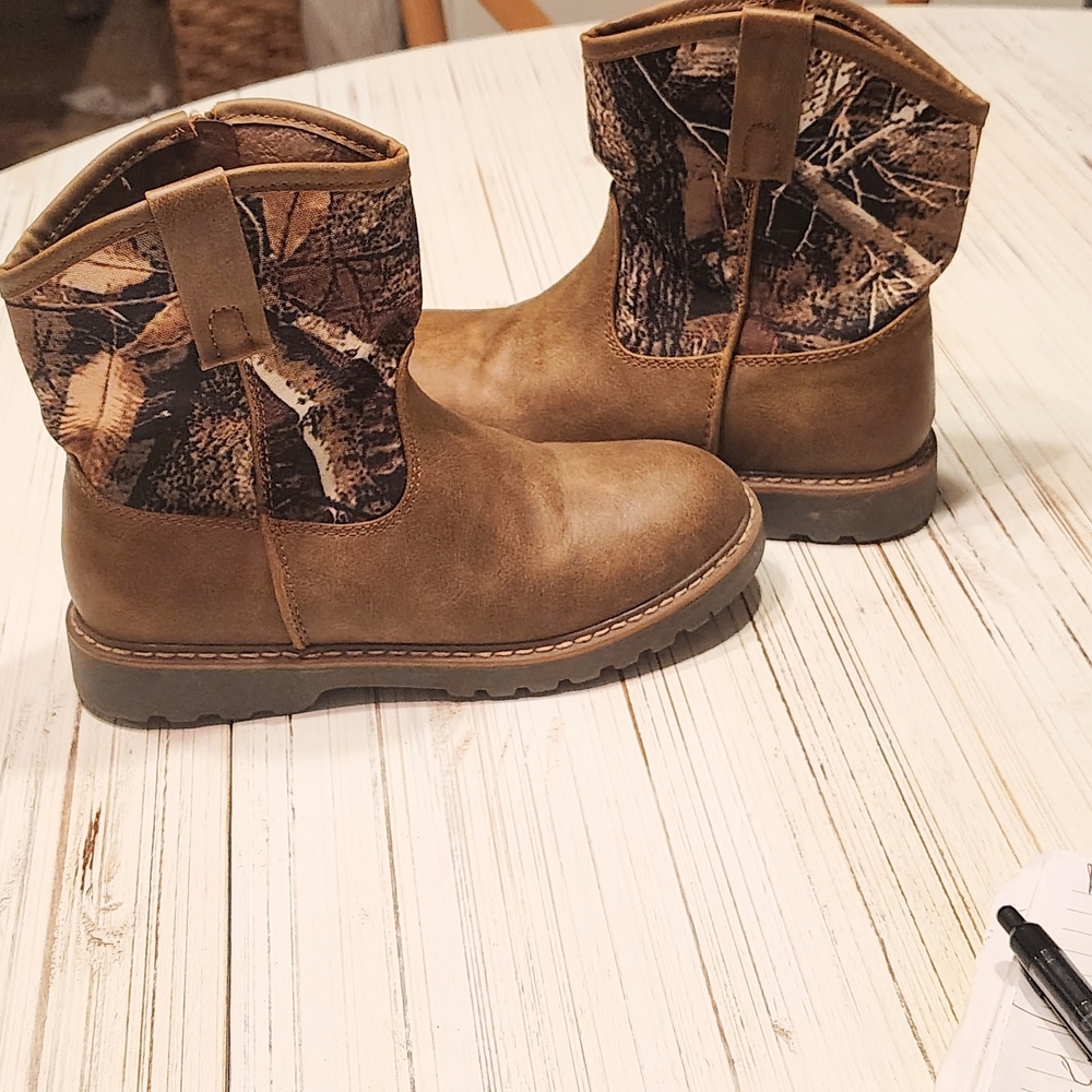 Mountain Creek Terrain Kids' Camouflage Outdoor Boots. Size 2M